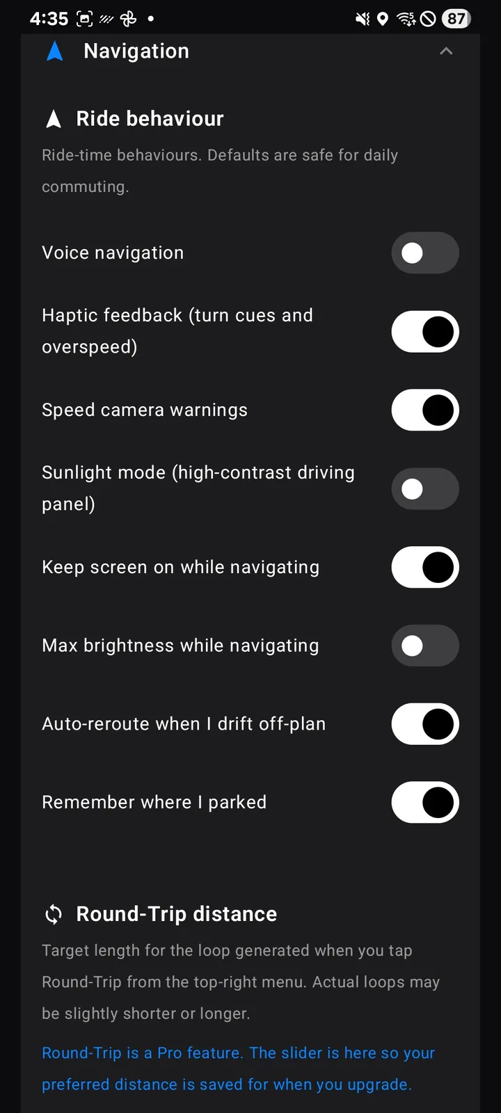 Android 上的 Urban Rider：騎乘行為設定，包含語音、測速照相提醒與自動重新規劃路線。