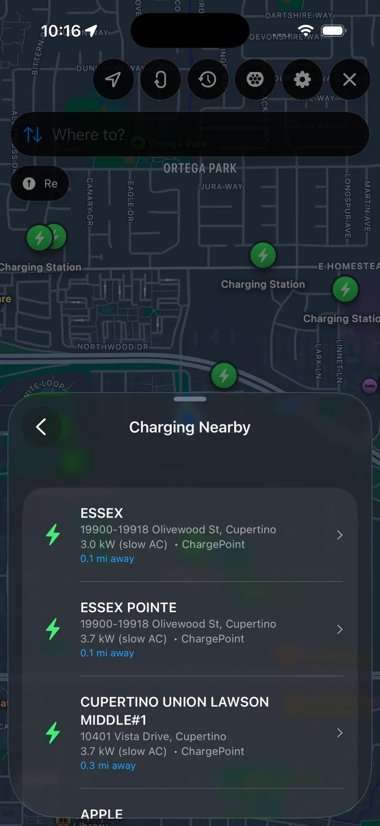 Urban Rider 顯示附近的電動機車充電站，標註功率、營運商與距離。