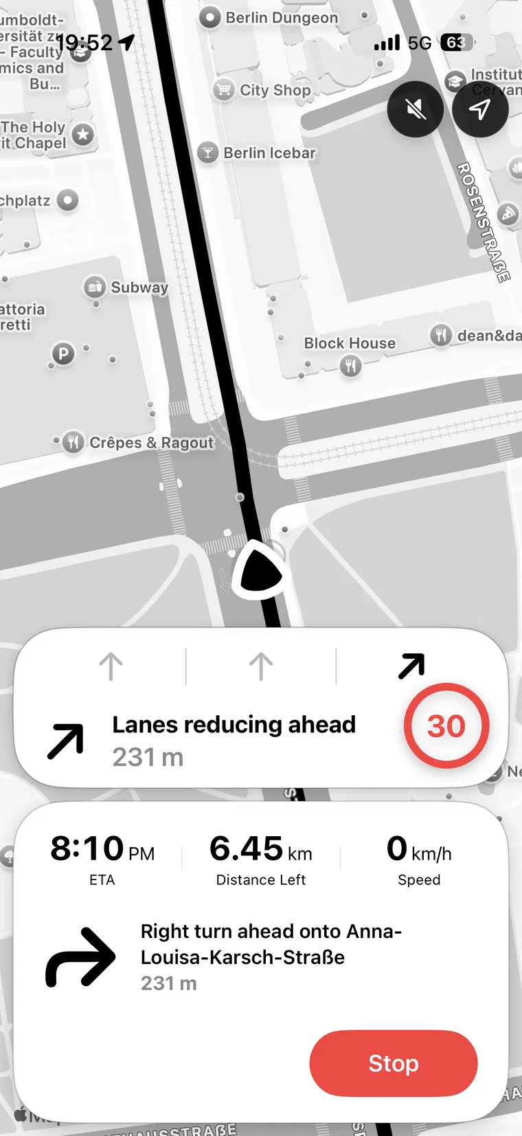 Urban Rider 车道指引：显示车道箭头，并在右转前发出“前方车道减少”警告