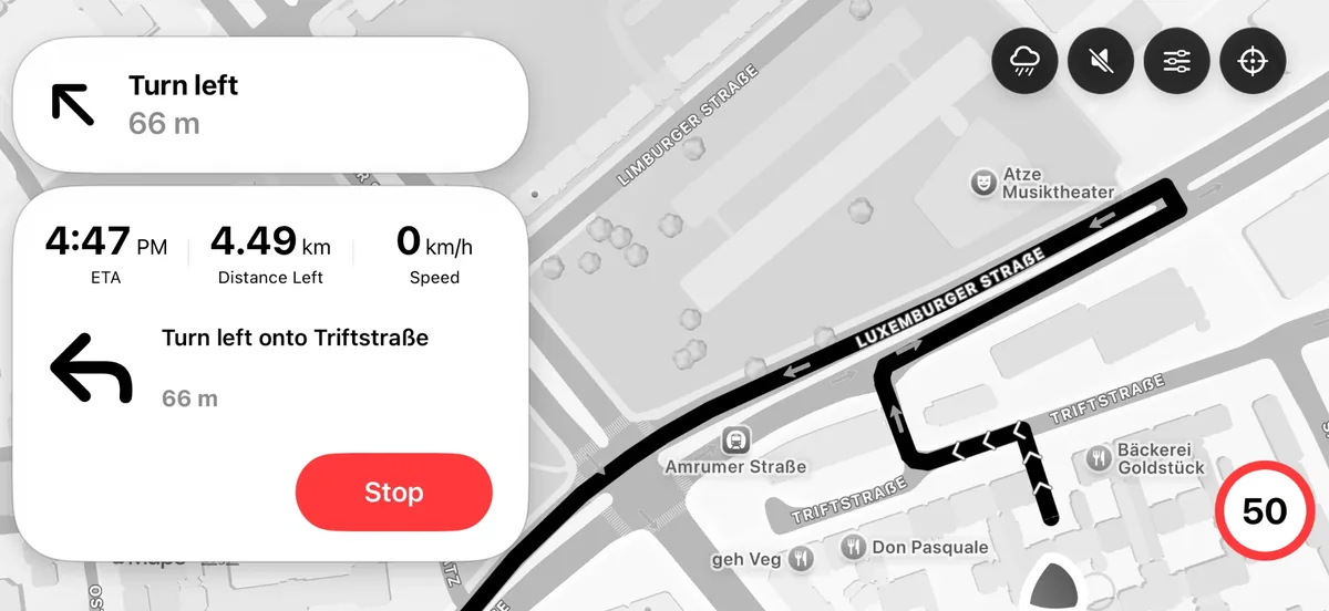 Urban Rider 横屏导航，装在车把上：“66 米后左转进入 Triftstraße”指示、到达时间、剩余距离和车速、一个停止按钮，以及地图上方的限速