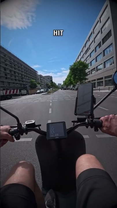 柏林蒂爾加滕隧道的入口路段，從機車上拍攝