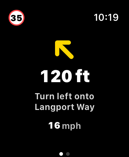 Apple Watch mit Abbiegehinweisen von Urban Rider am Handgelenk.